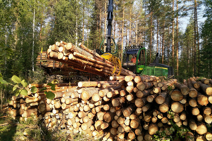 Mittauserää punnittaan kuormainvaakamittauksella tienvarressa lähikuljetuksen yhteydessä.